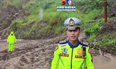 ‎Polantas Polres Sukabumi Evakuasi dan Atur Lalu Lintas Pasca Tanah Longsor di Kampung Cimapag