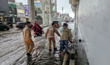 Brimob Metro Jaya Tanggap Dengan Ikhlas Bantu Warga Saat Banjir