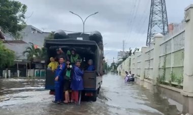 Antisipasi Banjir, Ditpolairud Polda Metro Jaya Patroli SAR di Pluit