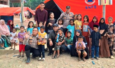 Tahap Pemulihan Pascabencana, Polres Aceh Timur Salurkan Perlengkapan Sholat Kepada Warga Pante Bidari