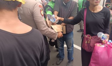 Polisi Bagikan Air Mineral dan Snack pada Pelayanan Unjuk Rasa Ojol