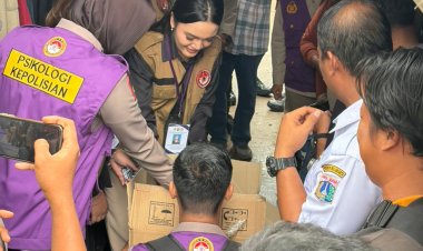 Tim Trauma Healing Polri Bersama Relawan UI Hadir Bersama Warga Pascabanjir di Cilincing