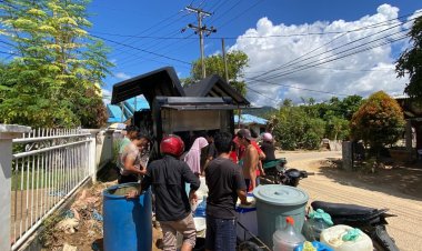 Brimob Polda Sumut Distribusikan Air Bersih ke Desa Sibuluan Nauli Pascabencana