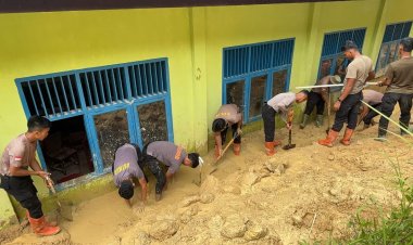 Brimob Polda Sumut Bersihkan Lumpur di SMP Negeri 2 Pandan Nauli Pascabencana
