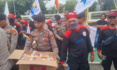 Bagikan Air dan Snack, Polisi Hadir Layani Massa Aksi Buruh di DPR/MPR
