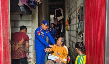 Direktorat Polairud Polda Metro Jaya Beri Kursi Roda untuk Warga Pesisir Penjaringan