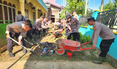 Peduli Tempat Ibadah, Polres Pidie Bersihkan Lumpur di Meunasah Kembang Tanjong