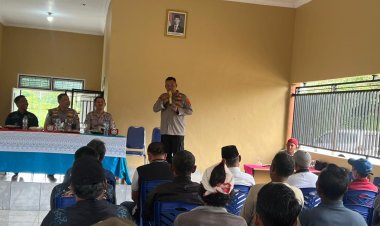 Jumat Berkah di Tanjung Ratu, Kapolres Way Kanan Salurkan Bansos ke Warga
