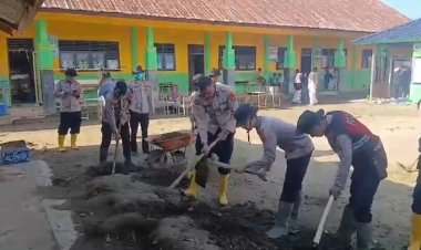 Dukungan Pendidikan Pulih Cepat Pascabanjir, Polres Pidie Jaya Bersihkan Sekolah MIN 1
