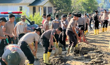 Polri Bersihkan Area Terdampak Banjir Bandang di Kampung Tengah Kecamatan Palembayan Agam Sumbar