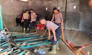 Brimob Polda Sumut Laksanakan Gotong Royong Pembersihan Rumah dan Gudang Warga Terdampak Bencana