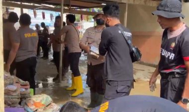 Pulihkan Sekolah Pascabanjir Bandang, Polres Bireuen Gotong Royong Bersihkan SD Negeri 11 Kutablang