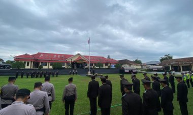 Upacara HKN Tahun 2026, Kapoles Way Kanan Berikan Penganugerahan Tanda Kehormatan Personel