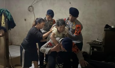 Banjir di Cikarang, Brimob Evakuasi Gendong Lansia