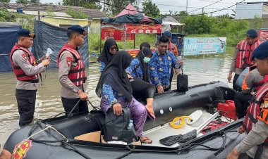Emak-emak Hingga Nakes Naik Perahu Karet Brimob Sebrangi Banjir