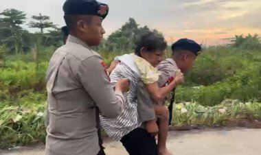 Banjir di Cikarang, Batalyon D Satuan Brimob Polda Metro Jaya Evakuasi Gendong Lansia