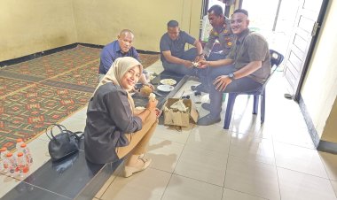 Makan Durian Bareng Wartawan, Kapolsek Keumala Perkuat Silaturahmi
