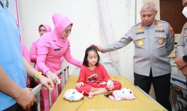 Bertemu Saat Banjir Rob Sei Tabuk, Kapolda Kalsel Berikan Bantuan Biaya Pengobatan Anak Yatim Piatu Korban Laka Lantas
