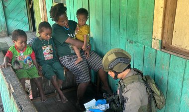 Di Balik Tugas Pengamanan, Brimob Hadir Menyembuhkan dan Menguatkan Warga Sinak