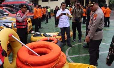 Banjir Rendam Sejumlah Ruas Jalan Jakarta, Brimob–Lantas–Polair PMJ Bergerak Cepat, Polri Siagakan 128.247 Personel Secara Nasional