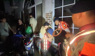 Batalyon D Pelopor Satbrimob Polda Metro Jaya Terjunkan Tim SAR dan Mobil Dapur Lapangan ke Lokasi Banjir Cikarang Utara,Kali Ulu