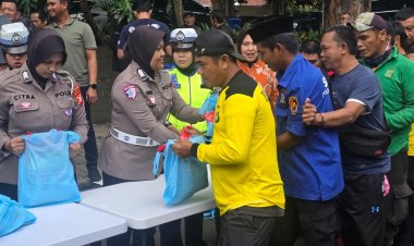 Polda Metro Jaya Gelar Jumat Peduli, Bagikan Bantuan untuk Pengemudi Ojol