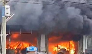 Si Jago Merah Mengamuk di Tengah Musim Hujan, Gerai Indomaret di Depan Gerbang Pemda Way Kanan Terbakar