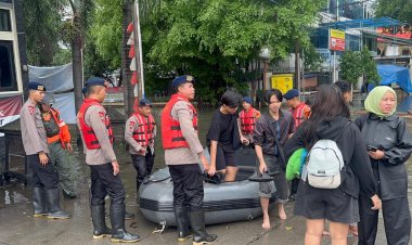 Sigap Tanpa Menunggu, Gegana Brimob Evakuasi Warga Terjebak Banjir di Daan Mogot