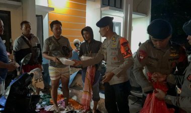 ‎Batalyon D Pelopor SatBrimob Polda Metro Jaya Terjunkan Tim Dapur Lapangan untuk Korban Banjir