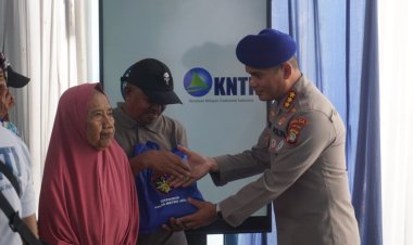 Respons Banjir Pesisir, Ditpolairud Polda Metro Jaya Bersama YMPI dan KNTI Gelar Bakti Sosial
