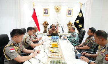 Lewat Buku, Wakapolri Titipkan Pesan Penting Pemberantasan TPPA–PPO kepada 5 Calon Atase dan Staf Teknis Polri