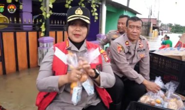 ‎Kapolres Metro Bekasi Laksanakan Kunjungan Kemanusiaan dan Penyaluran Bantuan Sosial Bagi Warga Terdampak Banjir di Tambun Utara