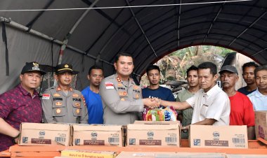 Wujud Kepedulian, Kapolres Aceh Timur Serahkan Bantuan untuk Korban Kebakaran di Peunaron