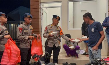 Banjir Rendam Sukamekar Bekasi, Brimob PMJ Dirikan Dapur Lapangan untuk Warga