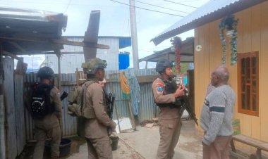 Personel Brimob Ops Damai Cartenz Gelar Patroli dan Sambang Humanis di Kampung Aikai