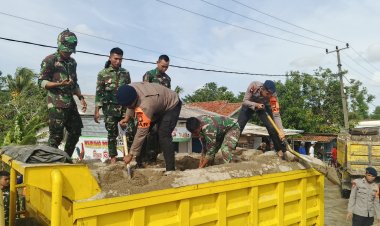 ‎Tim SAR Brimob Bantu Penanganan Tanggul Jebol di Muara Gembong Bekasi