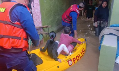 Ditpolairud Polda Metro Jaya Antar Warga Pulang di Tengah Banjir Kebon Pala