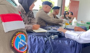 Sentuhan Damai di Mimika: Satgas Operasi Damai Cartenz Layani Kesehatan Jemaat Gereja