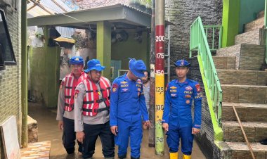 Tim SAR Ditpolairud Polda Metro Jaya Bersihkan Rumah dan Mushola Terdampak Banjir di Kebon Pala