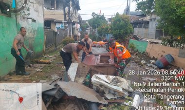 Polsek Jatiuwung Bersama TNI, Pemerintahan dan Warga Gelar Kerja Bakti Cegah Banjir di Periuk Damai
