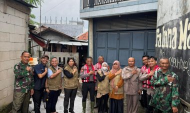 Polres Metro Bekasi Kota Terjunkan Personel dan Salurkan 500 Paket Makanan untuk Korban Banjir di Teluk Pucung