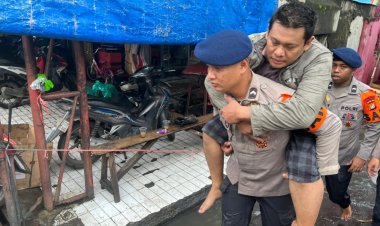 Siaga Kemanusiaan, Gegana Brimob Metro Jaya Evakuasi Warga Terdampak Banjir di Jakbar