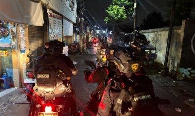 Patroli Antisipasi Tawuran, Brimob Mengamankan Seorang Pria yang Membawa Tembakau Sintetis
