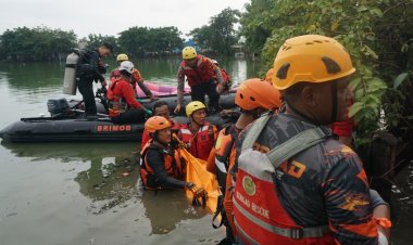 ‎Tim SAR Batalyon D Satuan Brimob Polda Metro Evakuasi Ibu-ibu yang Tenggelam di Danau Bekasi