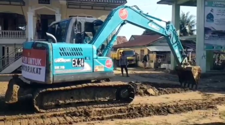 Bantuan Alat Berat Kapolri Dukung Pembersihan Lumpur Pasca Banjir di Pidie