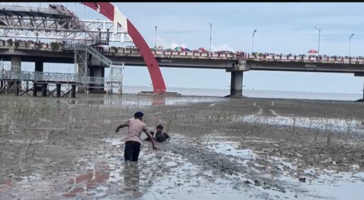 Respons Cepat Dit Polairud Polda Jatim Selamatkan Dua Anak Terjebak Lumpur di Wisata Kenjeran