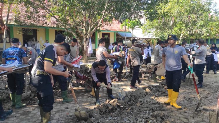 Polri Hadir, Rakyat Bangkit Percepat Pemulihan Pascabanjir Bandang di Bireueun Aceh.