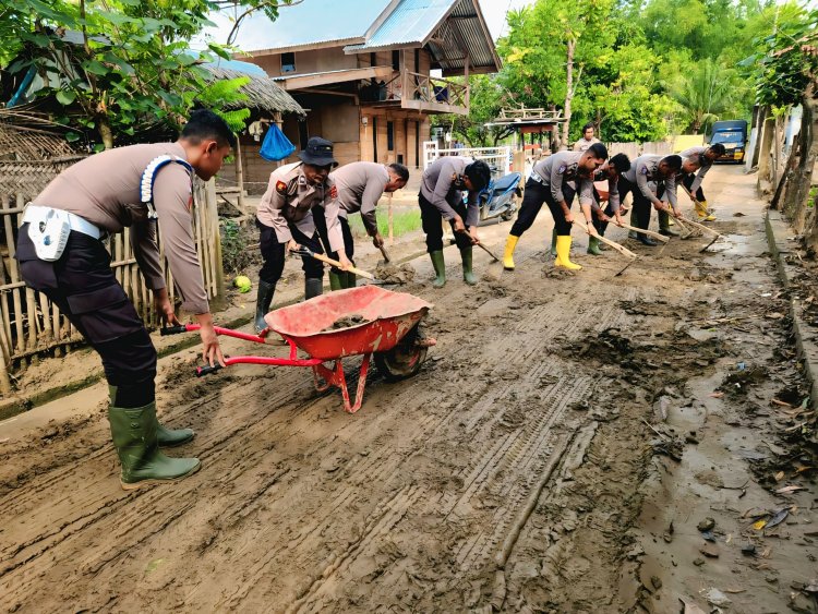 Wujud Nyata Polri untuk Masyarakat, Polres Pidie Bersihkan Jalan di Gampong Tiba Mesjid Mutiara Timur