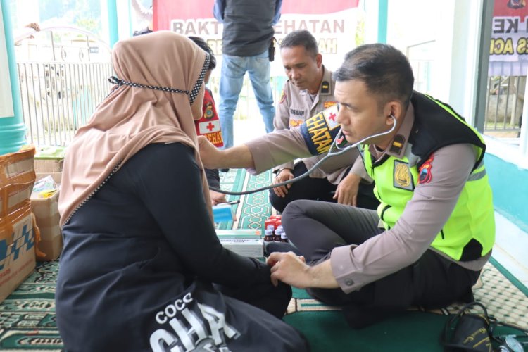 Ringankan Beban Anak Pengungsi, Polres Aceh Tengah Buka Layanan Medis dan Bagi Alat Sekolah