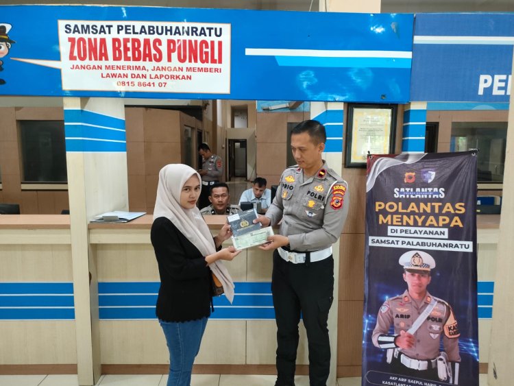 ‎Satlantas Polres Sukabumi Gelar Program “Polantas Menyapa” di Kantor Samsat : Meningkatkan Pelayanan Ramah dan Humanis